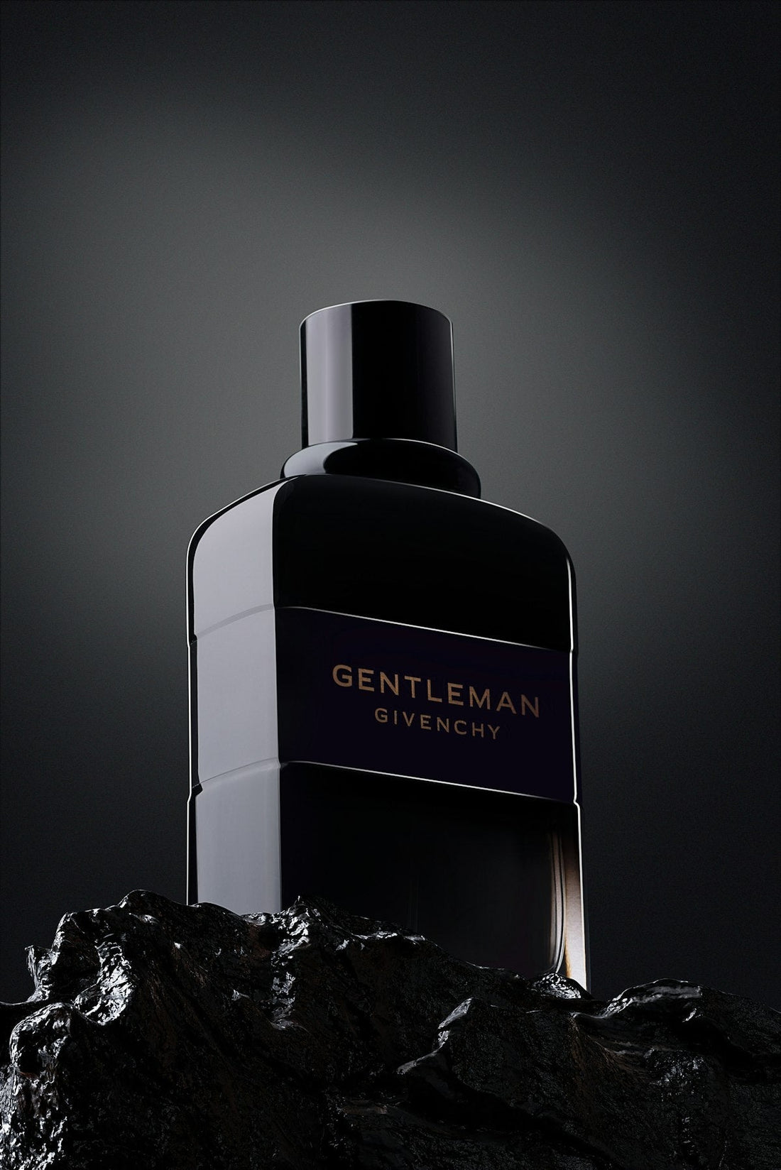 Frasco de perfume lujoso sobre fondo oscuro - fragancias de invierno DecantsTalca Chile